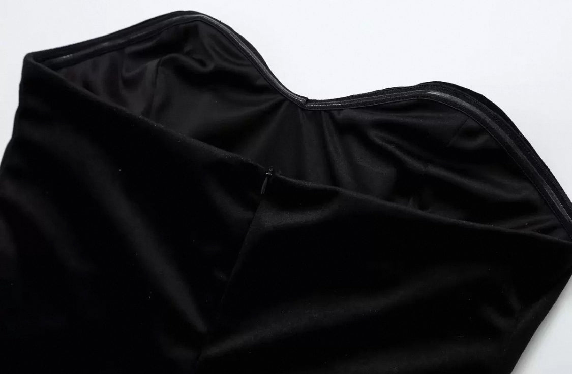 Trendy Kurzkleid mit weißem Ende