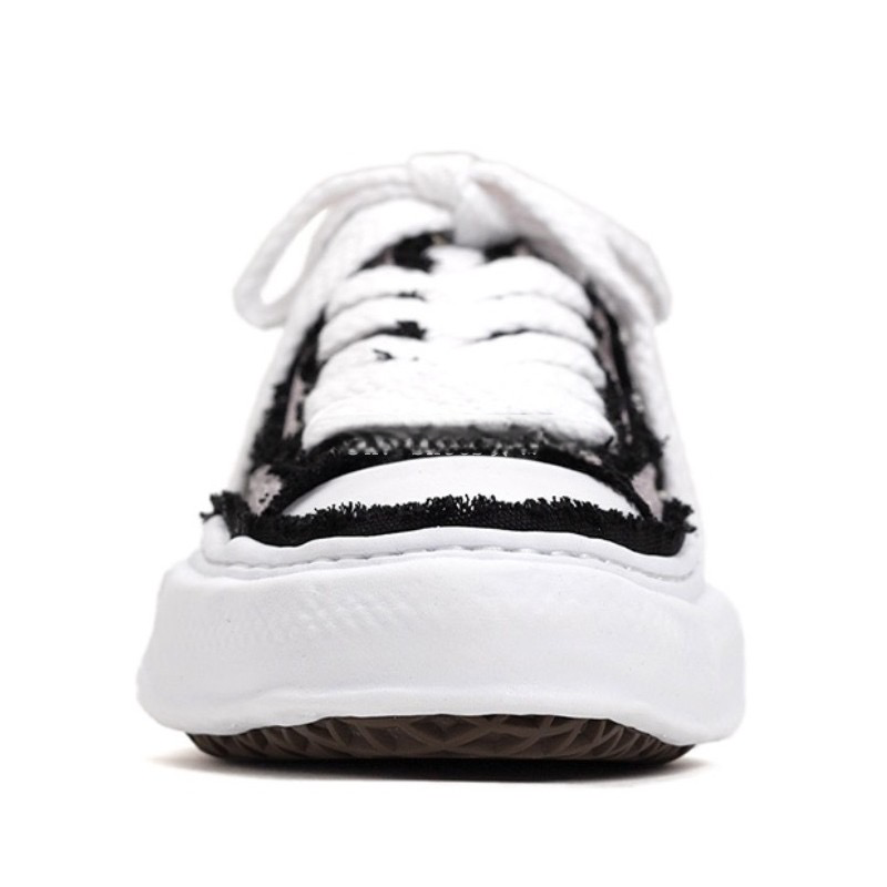 LOW TOP SNEAKER