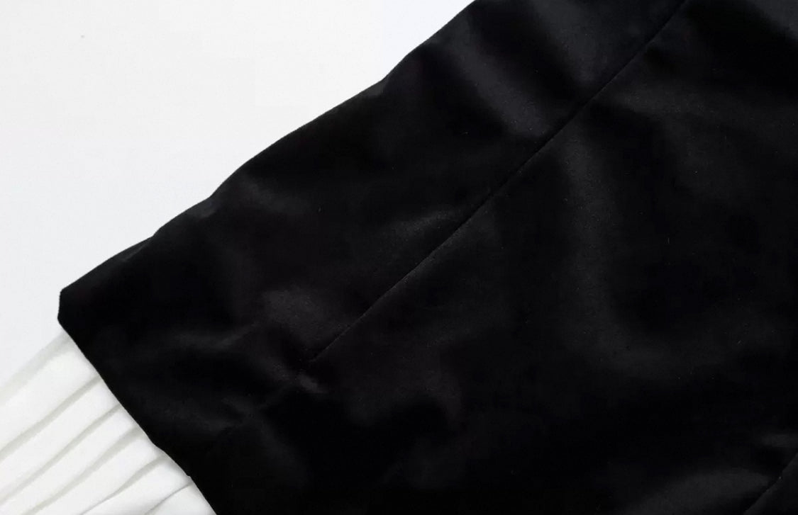 Trendy Kurzkleid mit weißem Ende