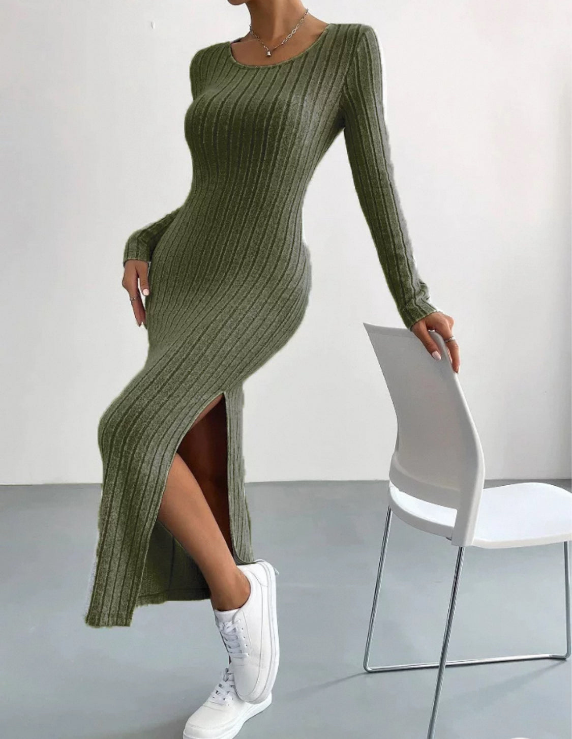 Langes Strickkleid mit Beinausschnitt