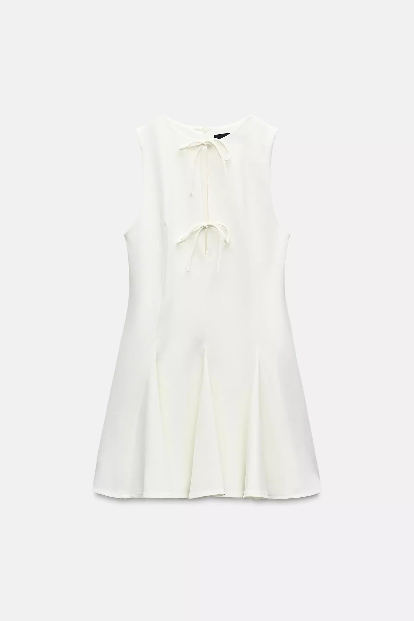 Weinrotes Kleid mit engen Brustausschnitt