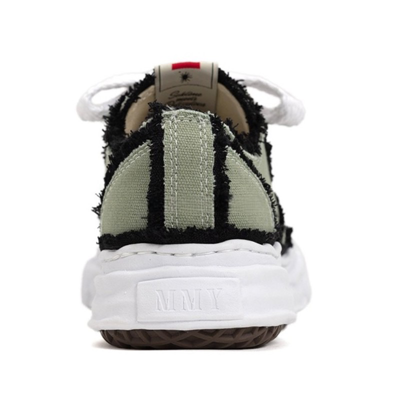 LOW TOP SNEAKER