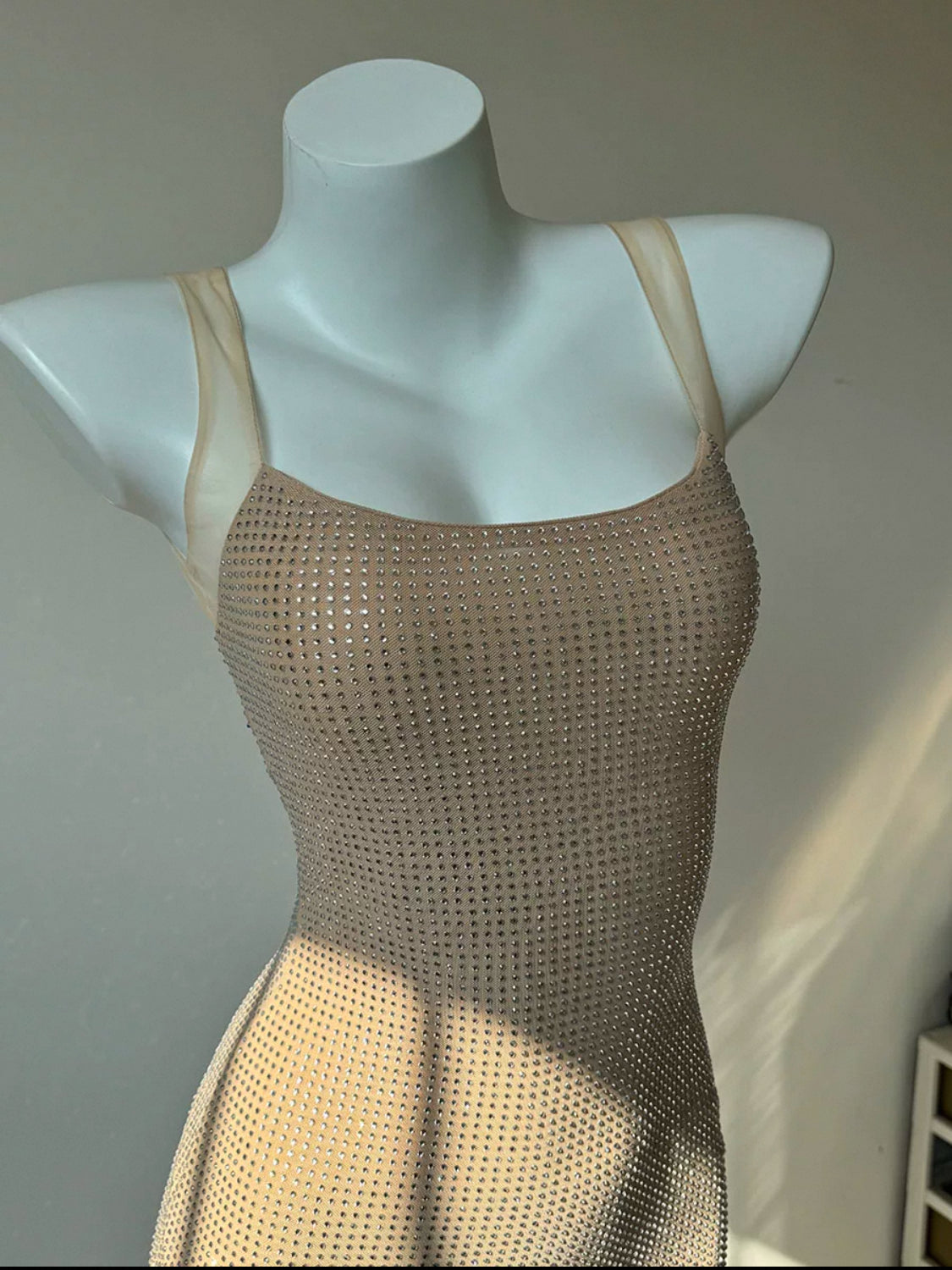 Glitzerndes Kleid mit Transparentträgern