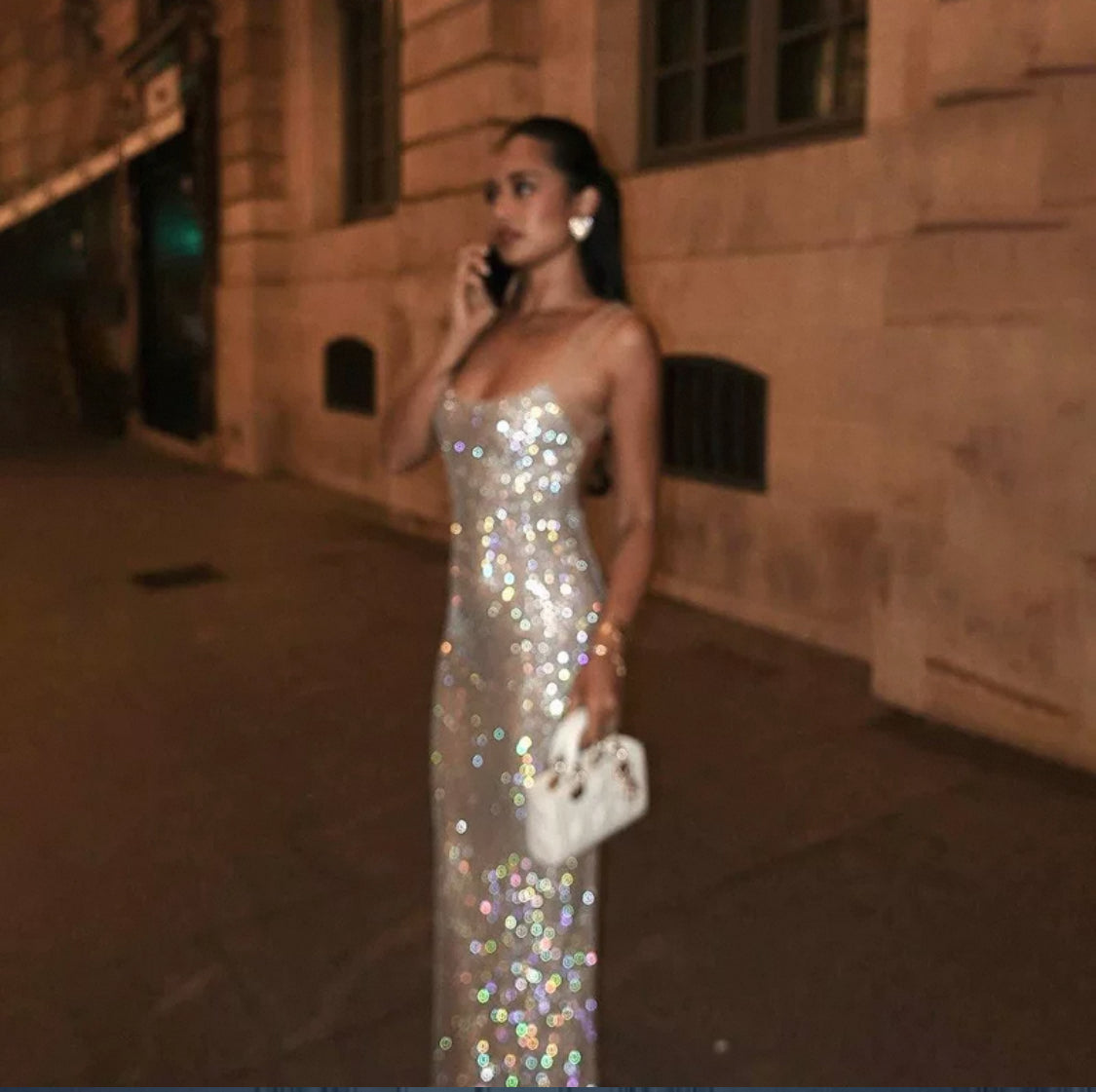 Glitzerndes Kleid mit Transparentträgern