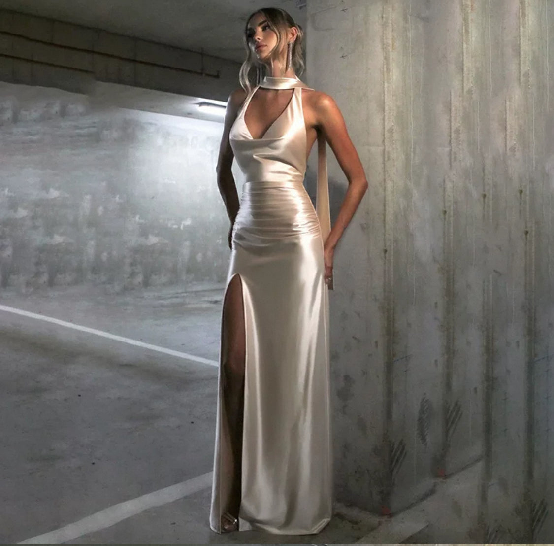 Kleid mit Beinausschnitt und Kragenstoff