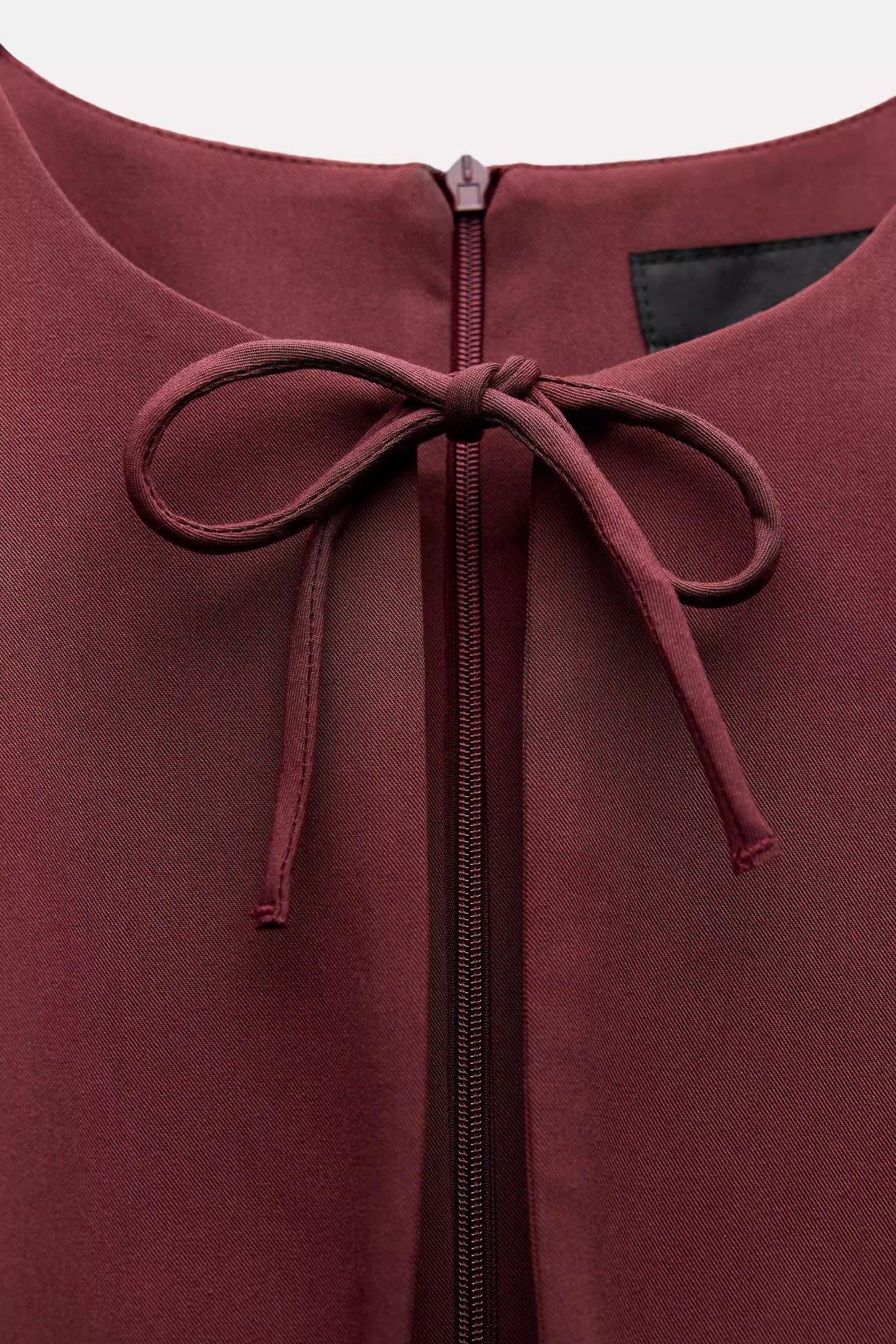 Weinrotes Kleid mit engen Brustausschnitt