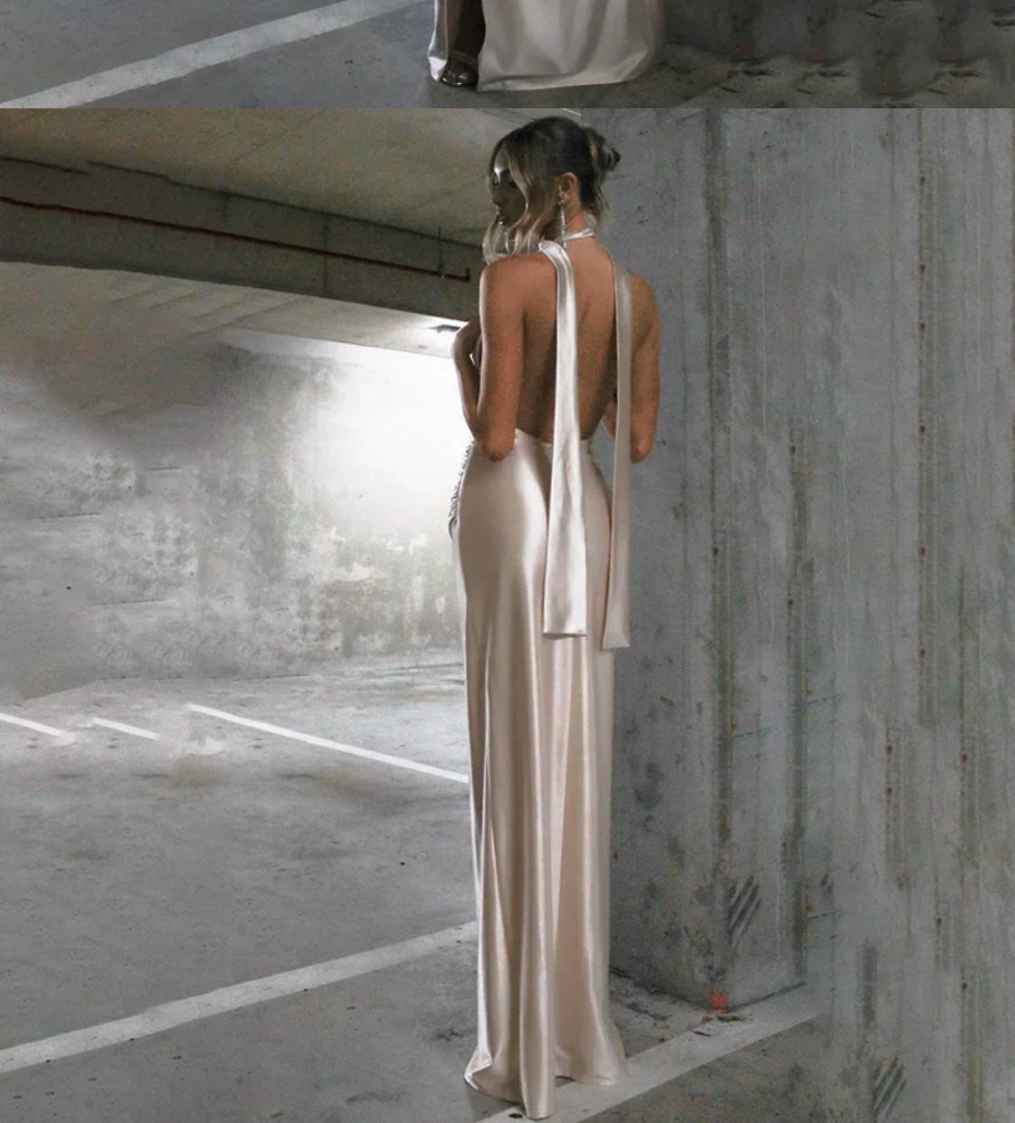 Kleid mit Beinausschnitt und Kragenstoff