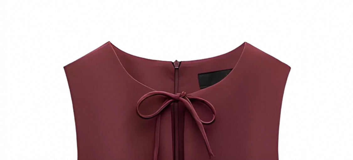 Weinrotes Kleid mit engen Brustausschnitt