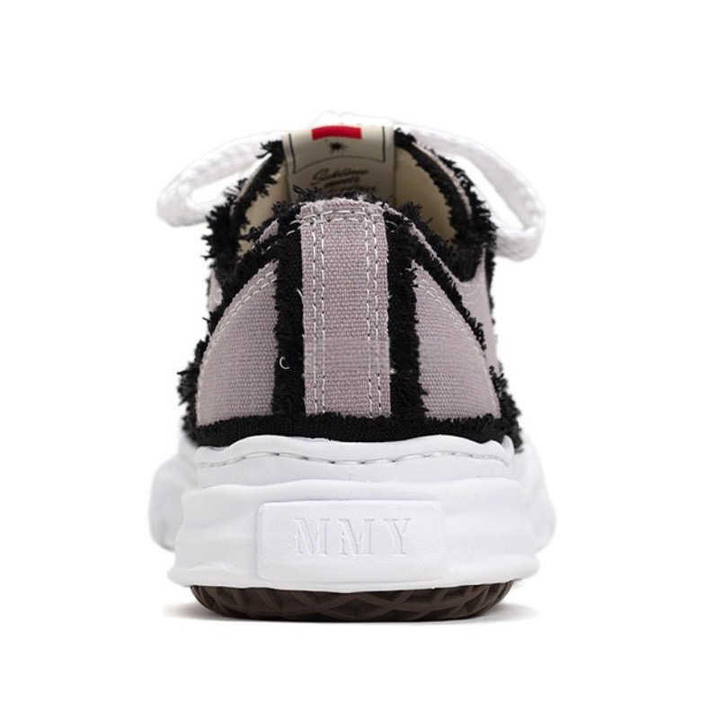 LOW TOP SNEAKER
