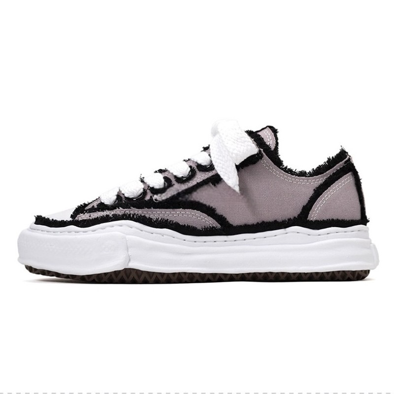 LOW TOP SNEAKER