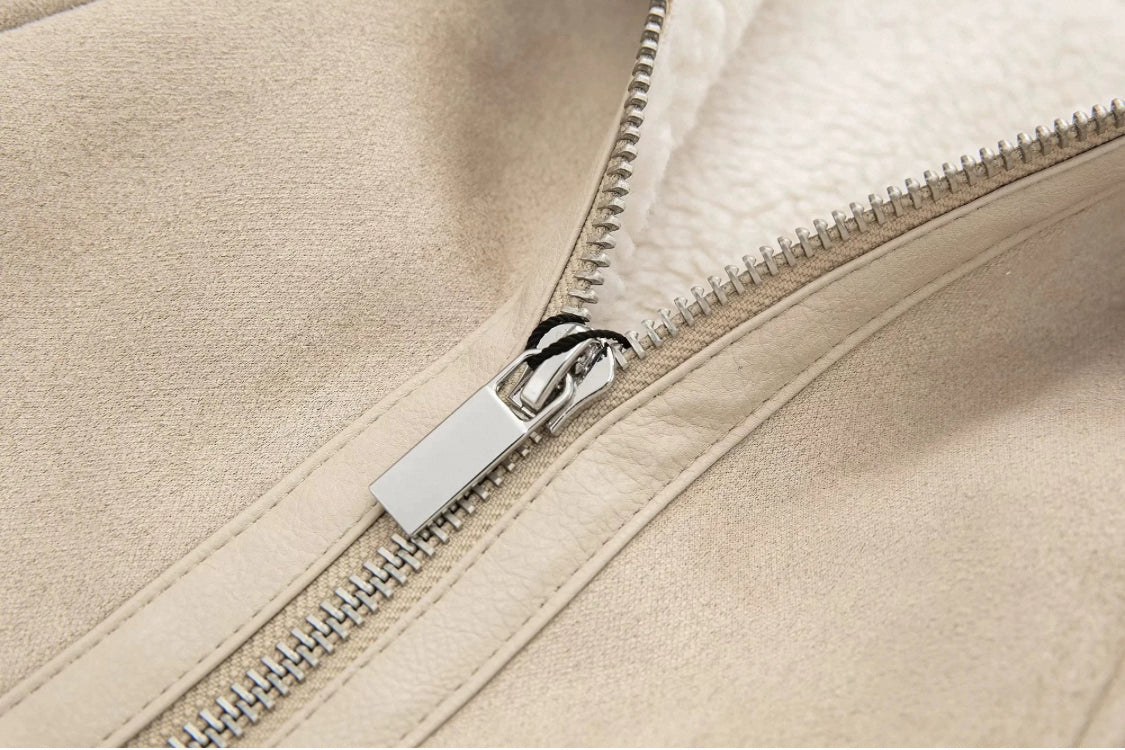 Helle Lederjacke mit Flauschkragen-Ärmel