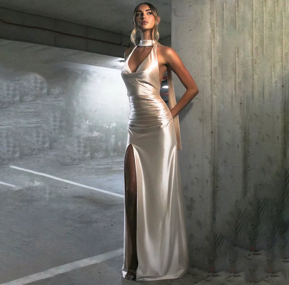 Kleid mit Beinausschnitt und Kragenstoff