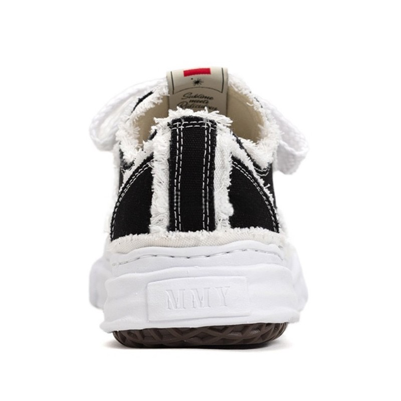 LOW TOP SNEAKER