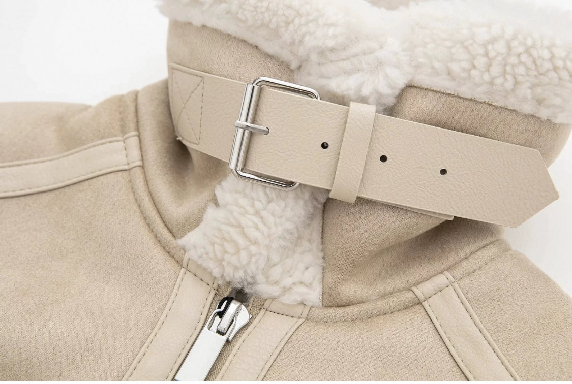 Helle Lederjacke mit Flauschkragen-Ärmel