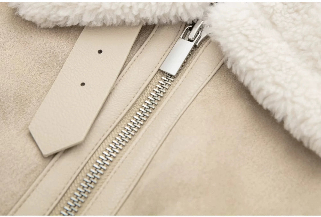 Helle Lederjacke mit Flauschkragen-Ärmel