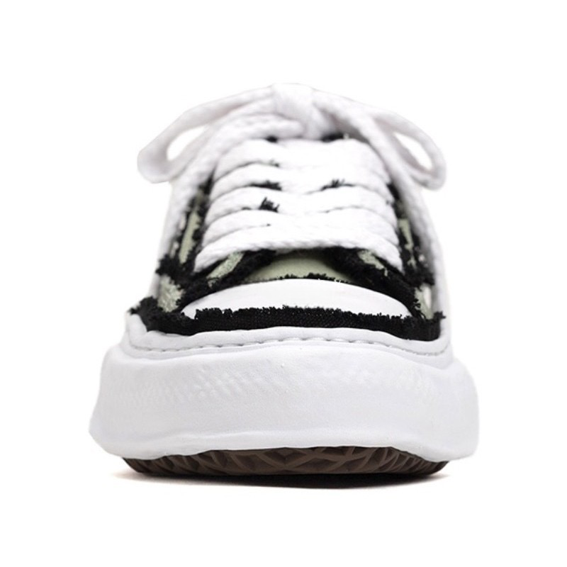 LOW TOP SNEAKER