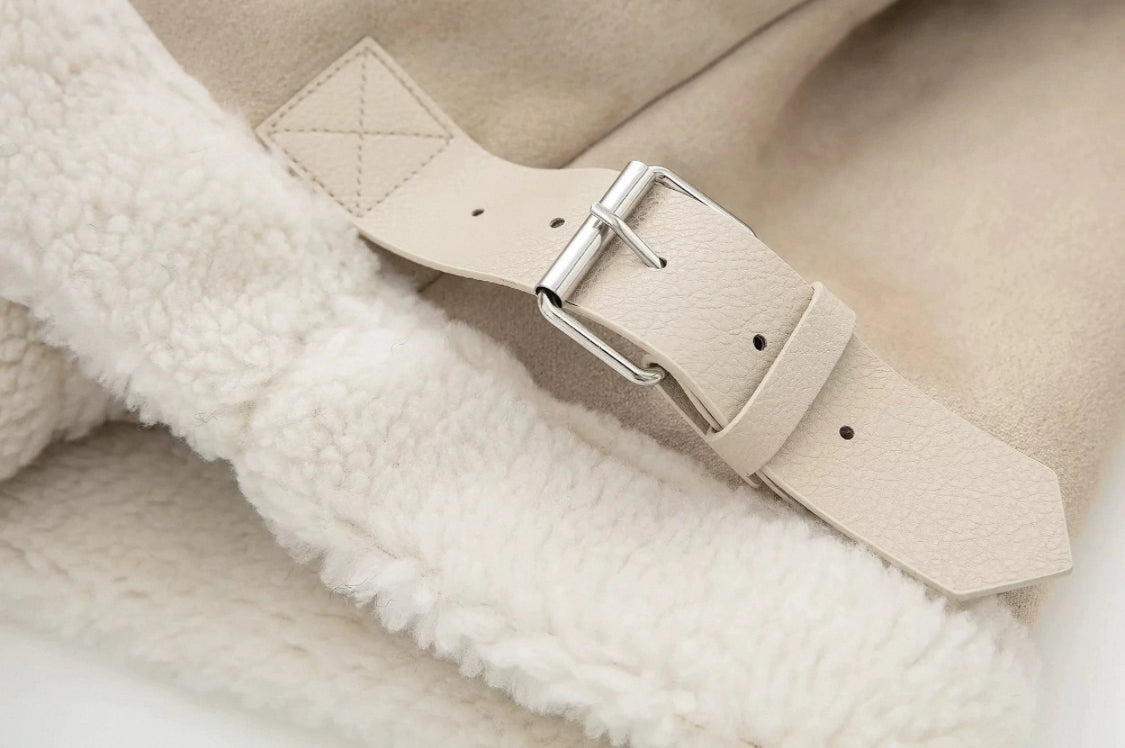 Helle Lederjacke mit Flauschkragen-Ärmel