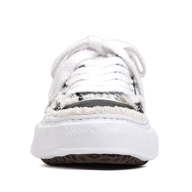 LOW TOP SNEAKER