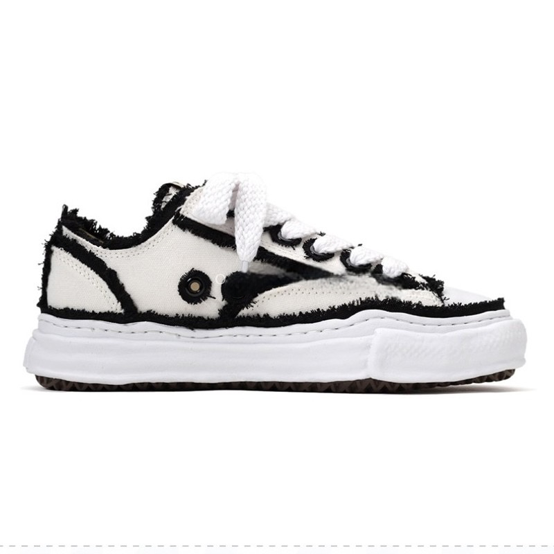 LOW TOP SNEAKER