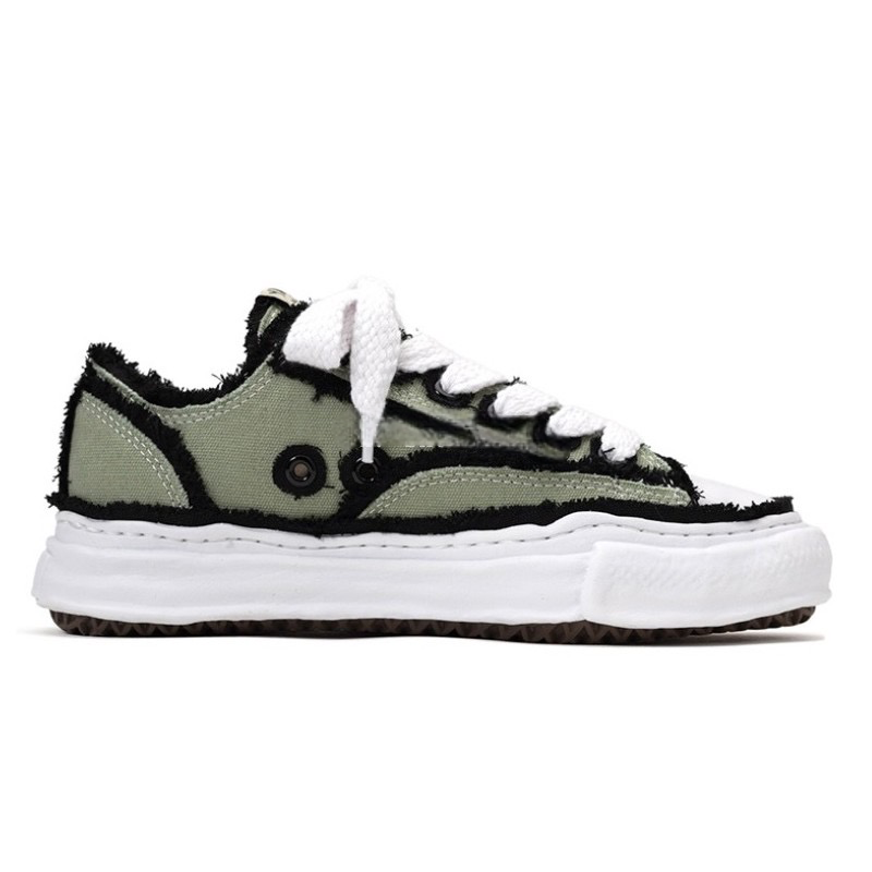 LOW TOP SNEAKER