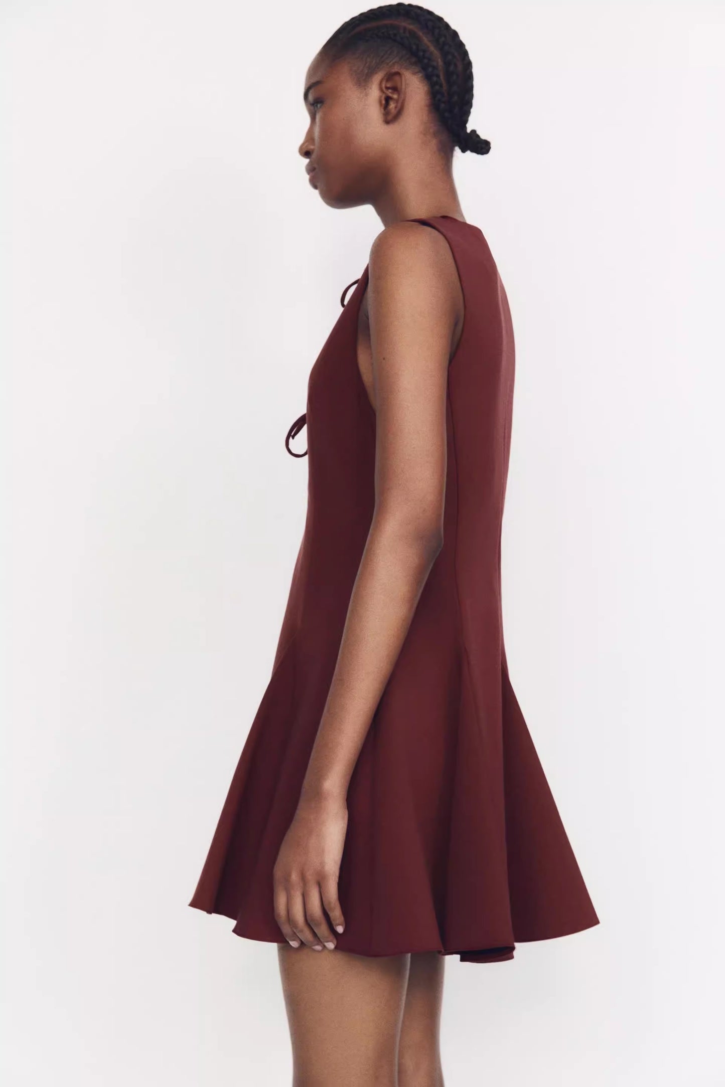 Weinrotes Kleid mit engen Brustausschnitt