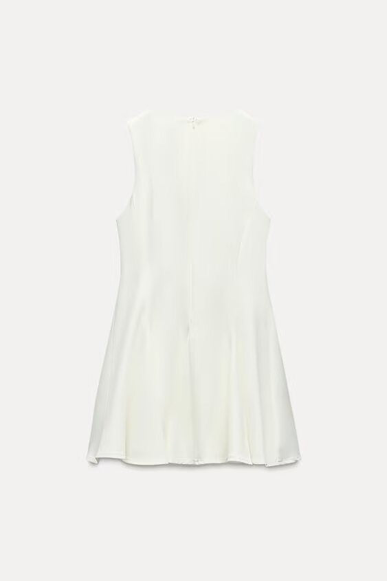 Weinrotes Kleid mit engen Brustausschnitt