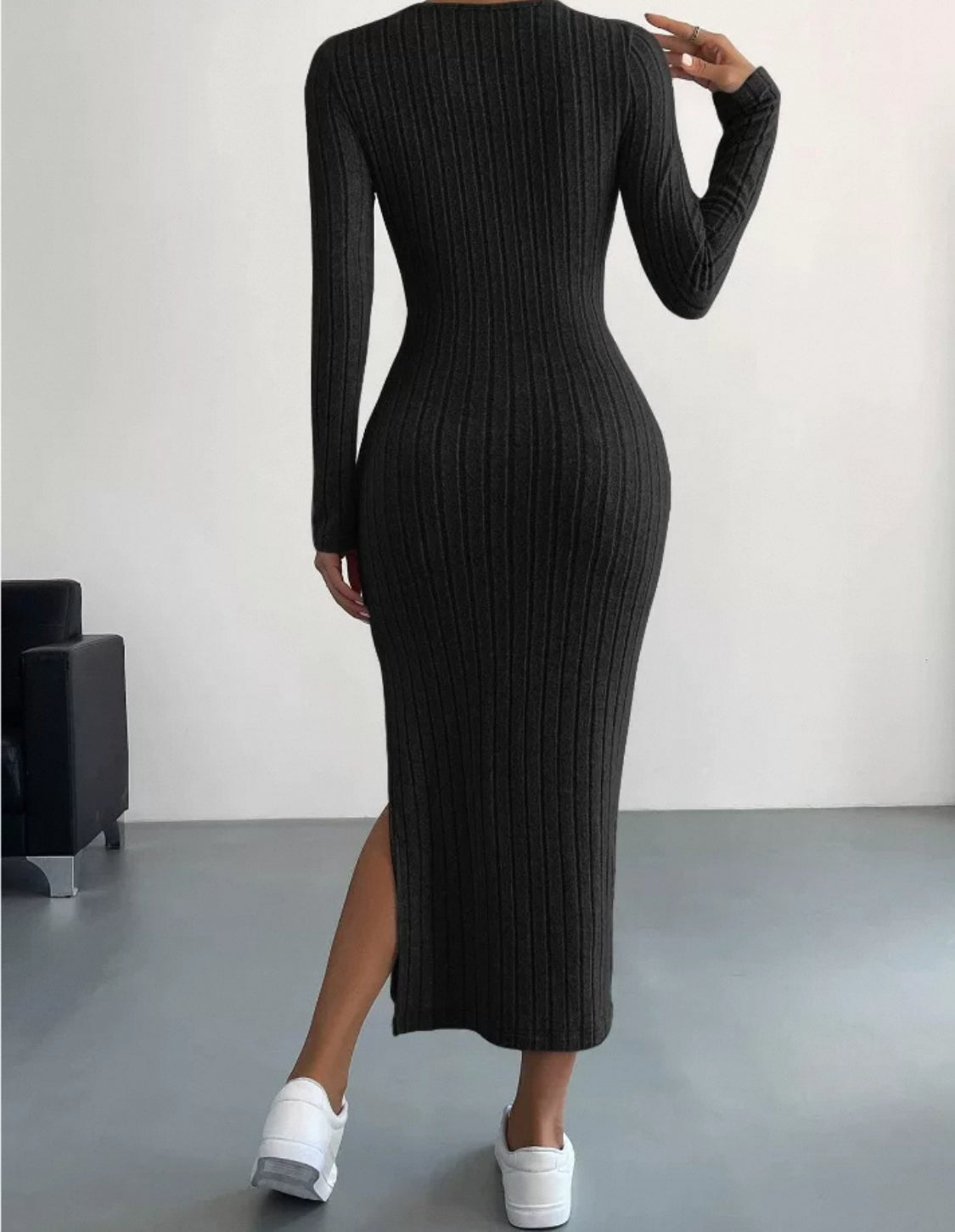 Langes Strickkleid mit Beinausschnitt