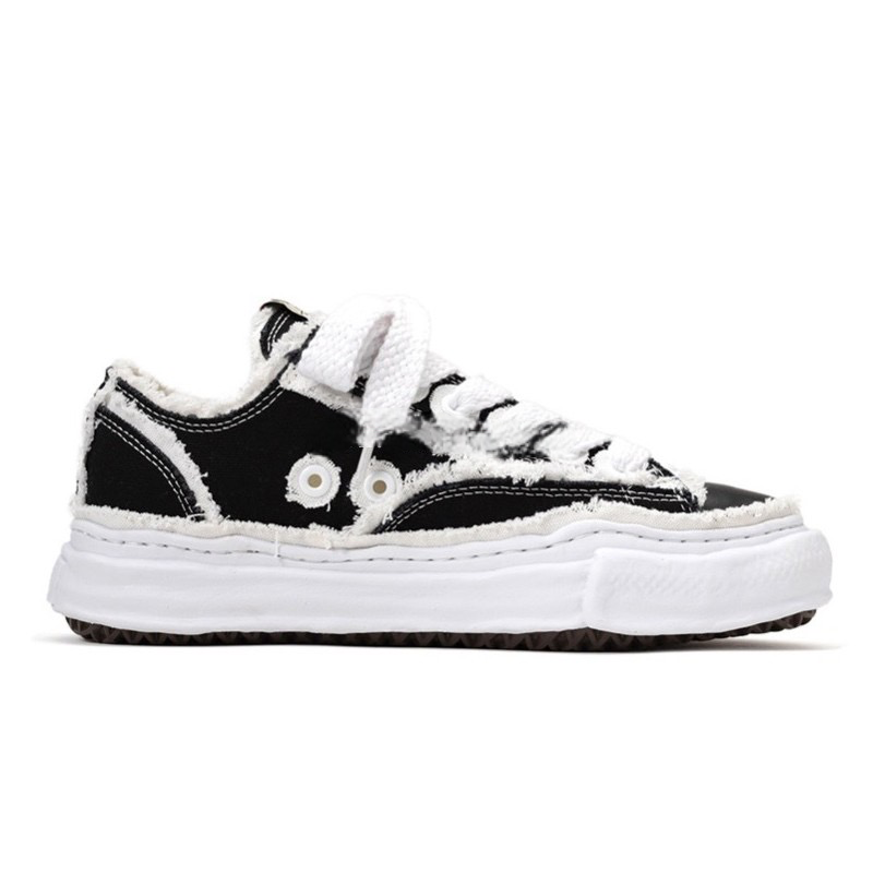 LOW TOP SNEAKER