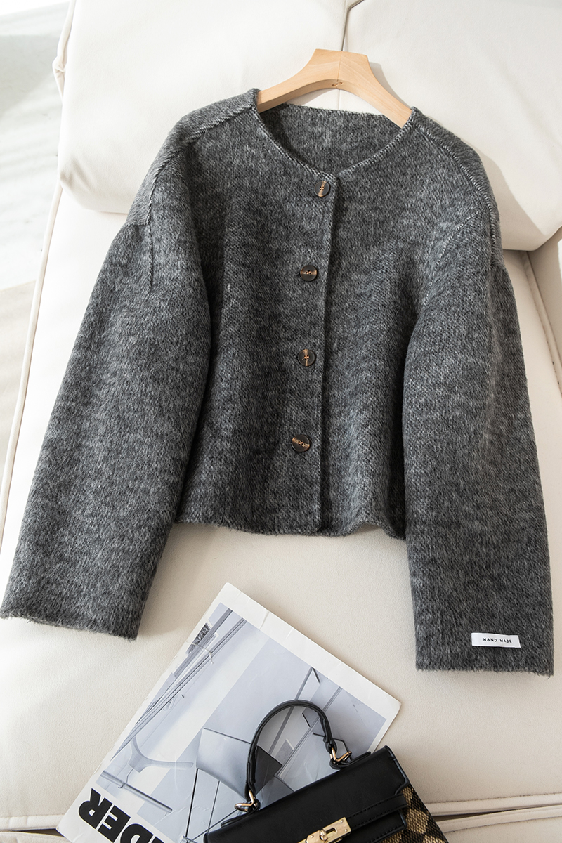 Grauer Strickcardigan