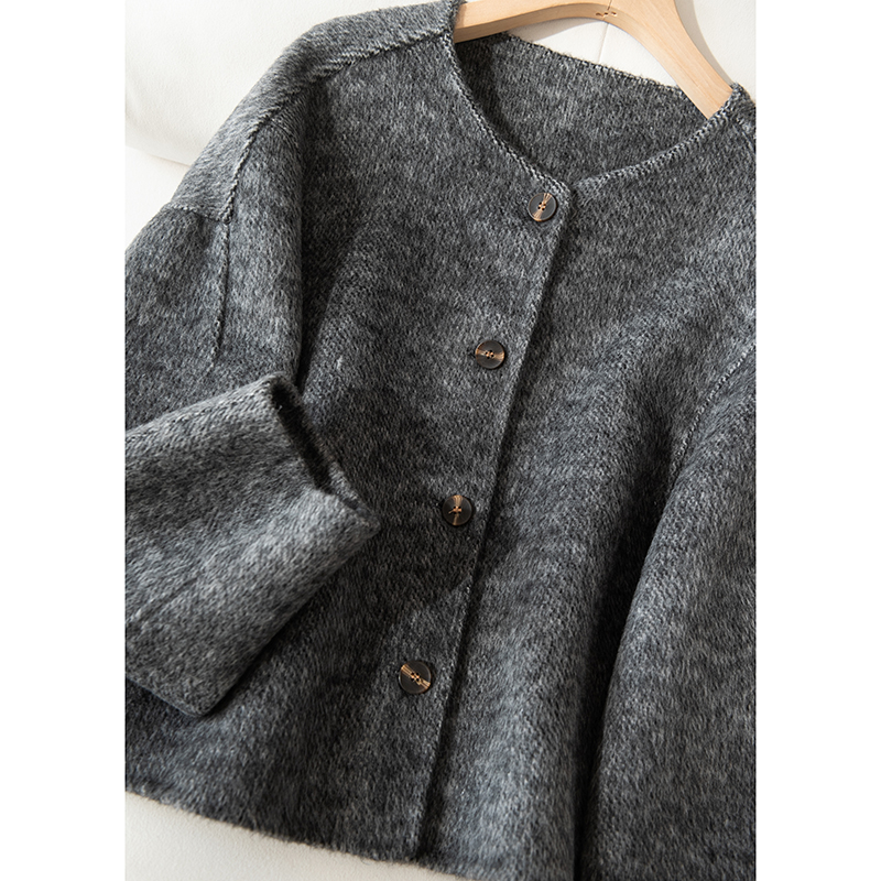 Grauer Strickcardigan