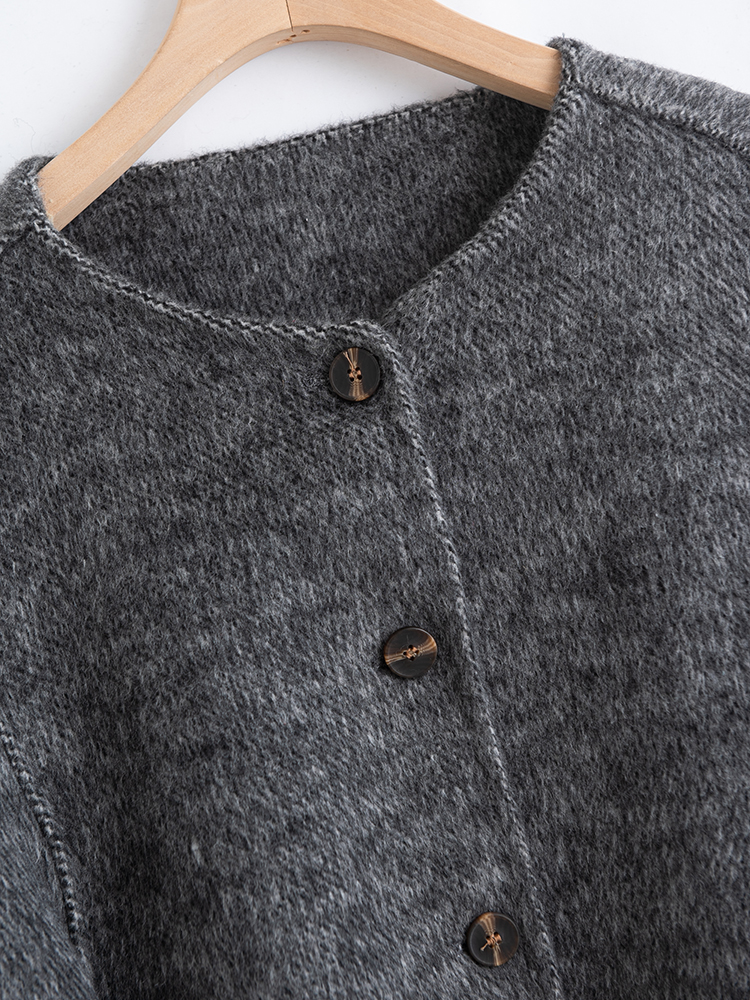 Grauer Strickcardigan