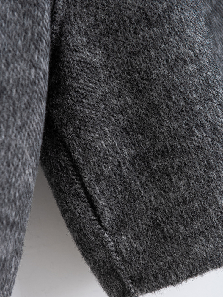 Grauer Strickcardigan