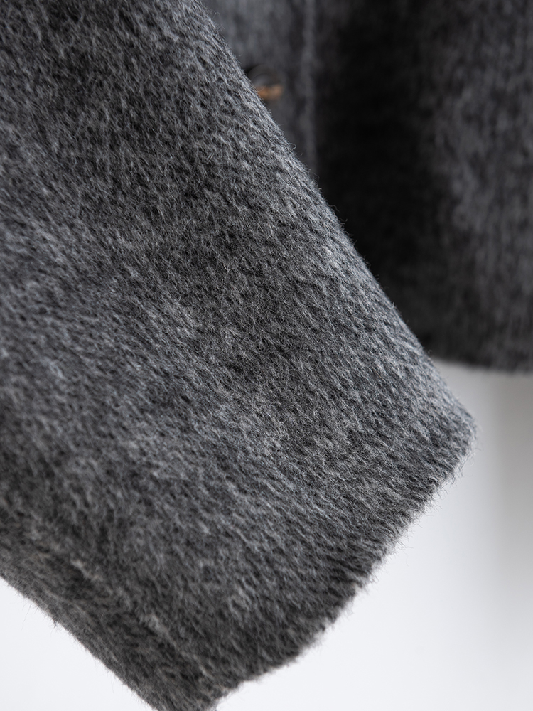 Grauer Strickcardigan