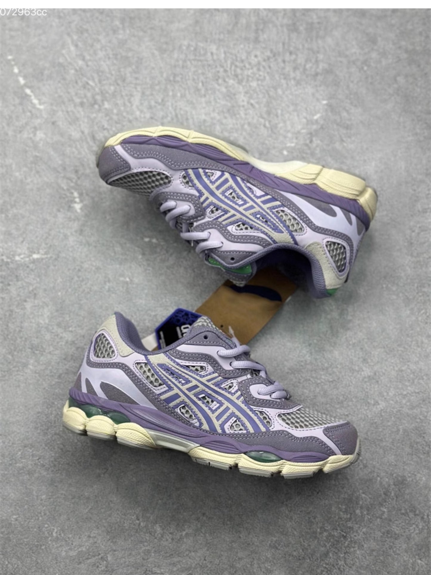 SNEAKER RUNNER
