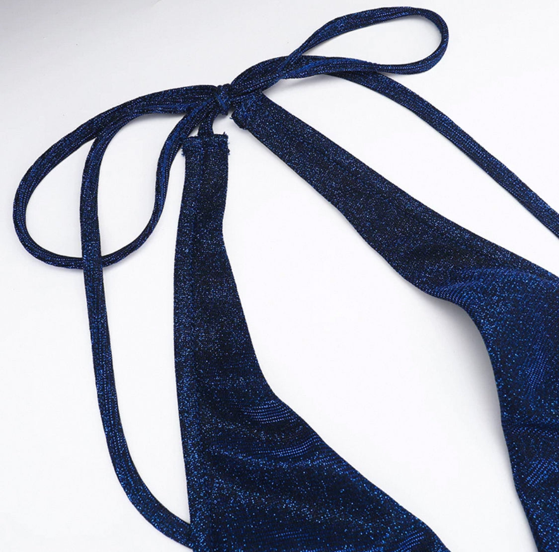 Blaues Kleid mit Beinausschnitt