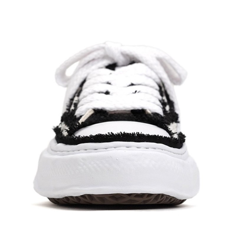 LOW TOP SNEAKER