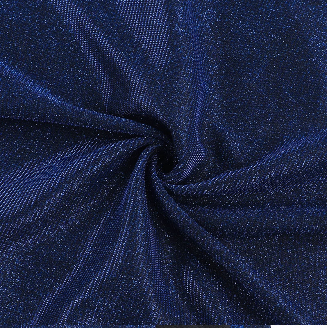 Blaues Kleid mit Beinausschnitt