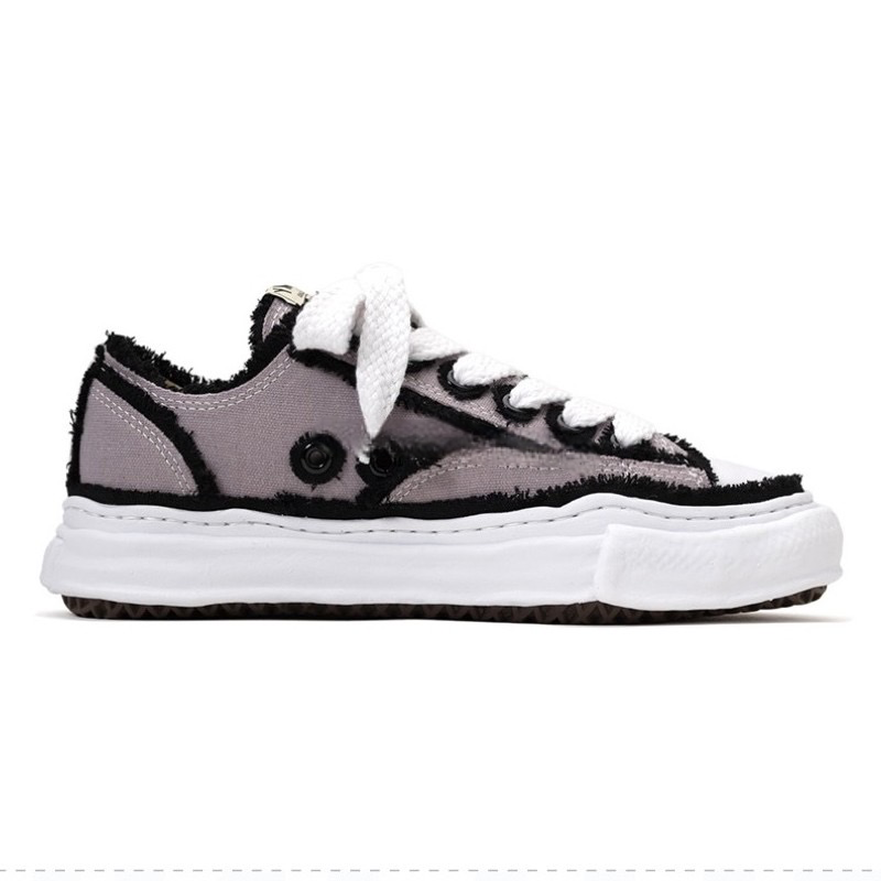 LOW TOP SNEAKER