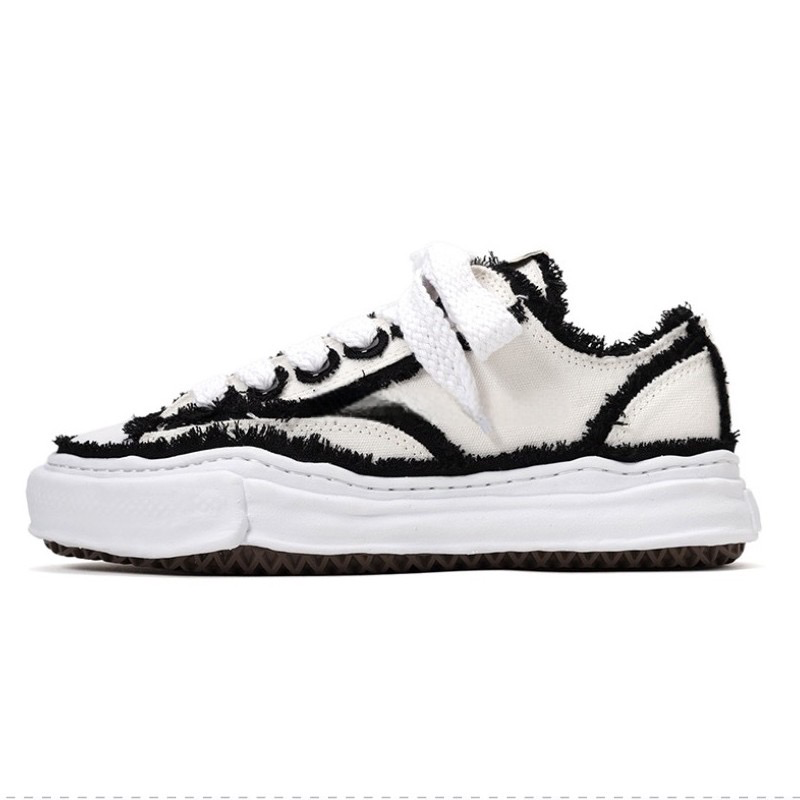 LOW TOP SNEAKER