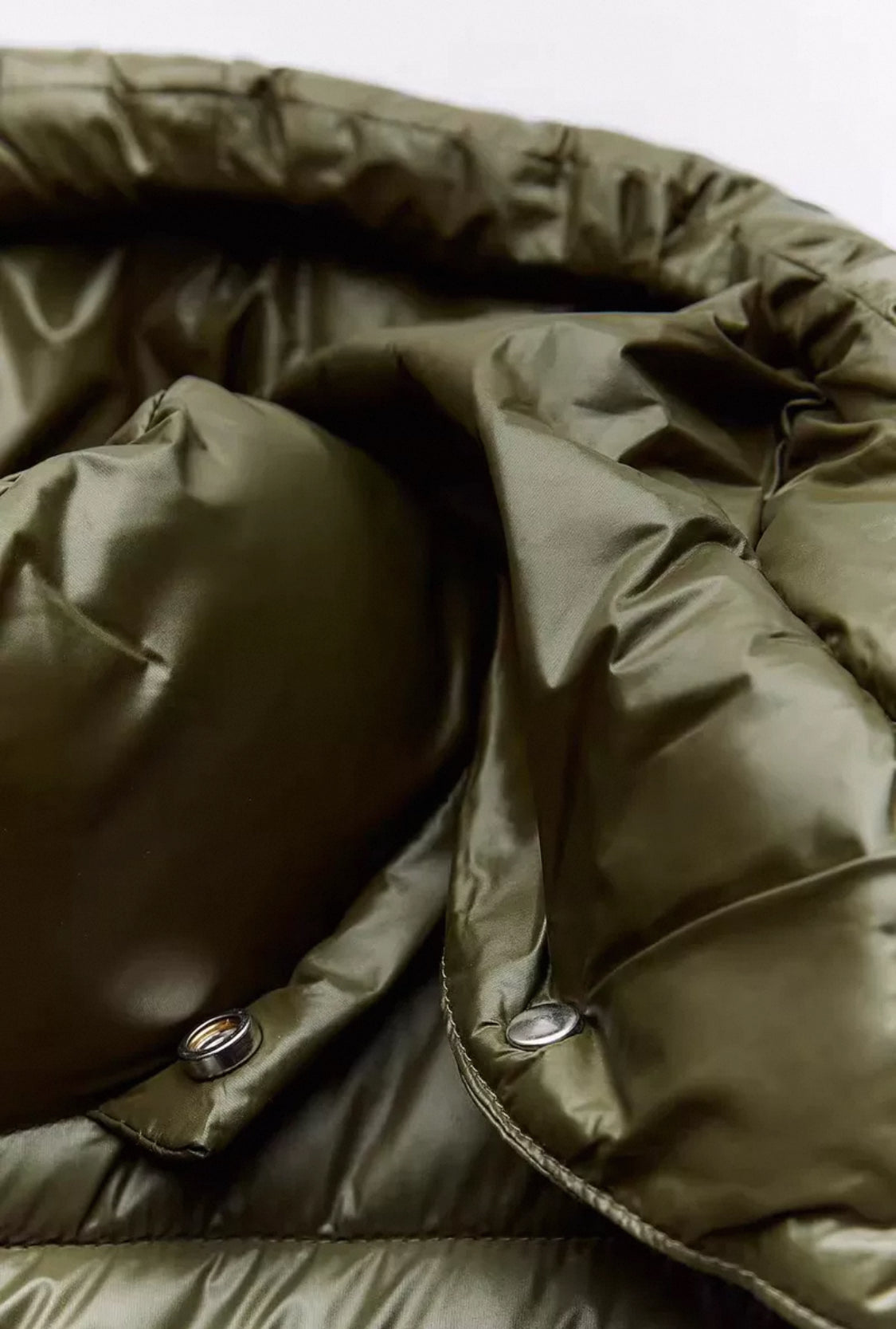 Trendy olivgrüne Pufferjacke