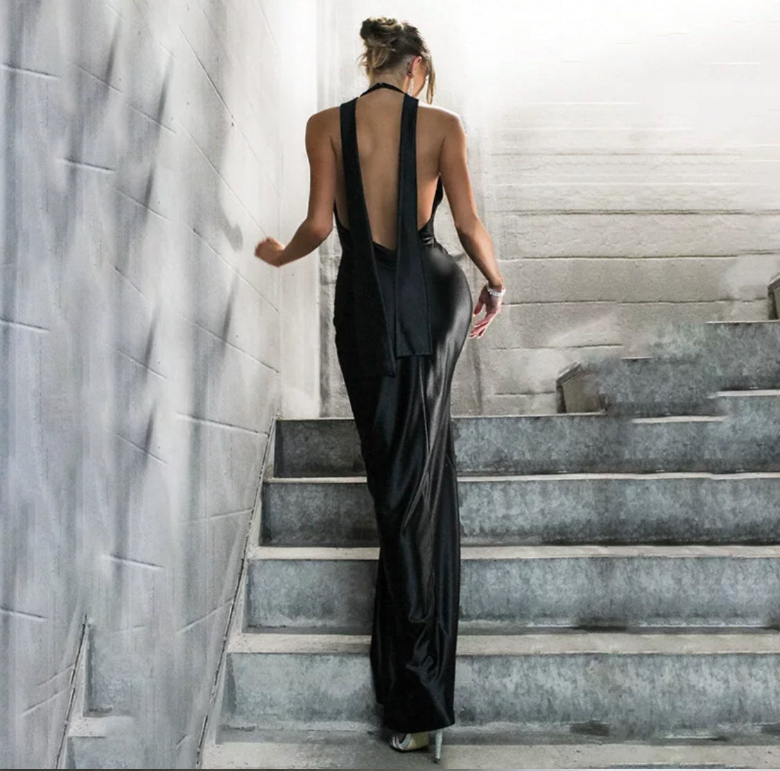 Kleid mit Beinausschnitt und Kragenstoff