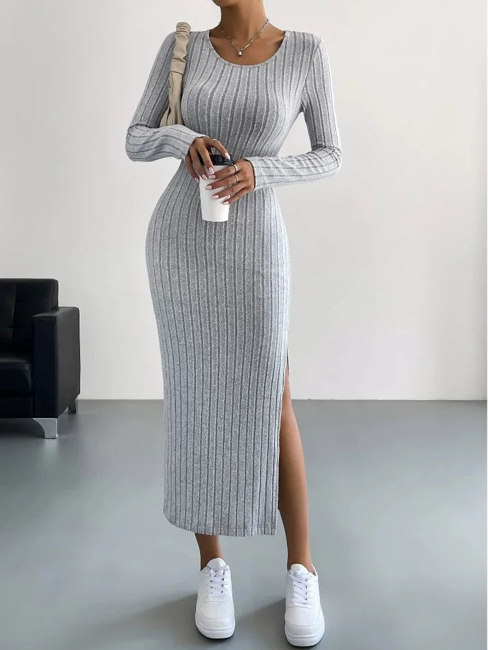 Langes Strickkleid mit Beinausschnitt