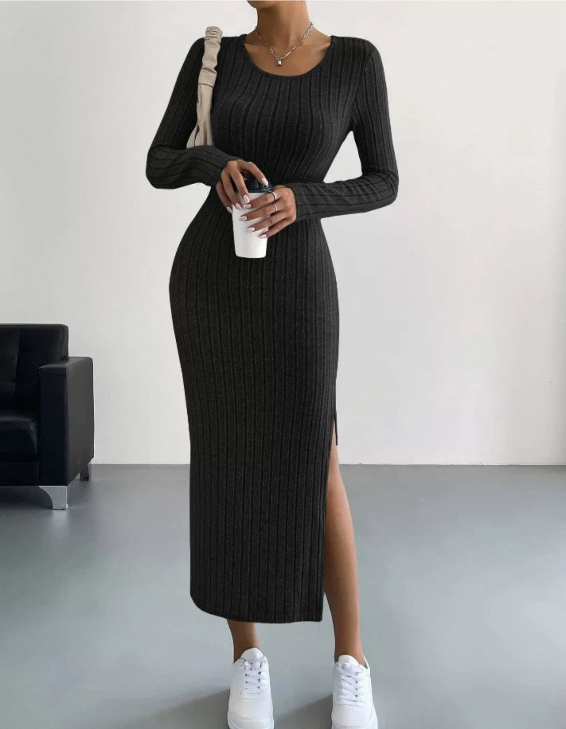 Langes Strickkleid mit Beinausschnitt