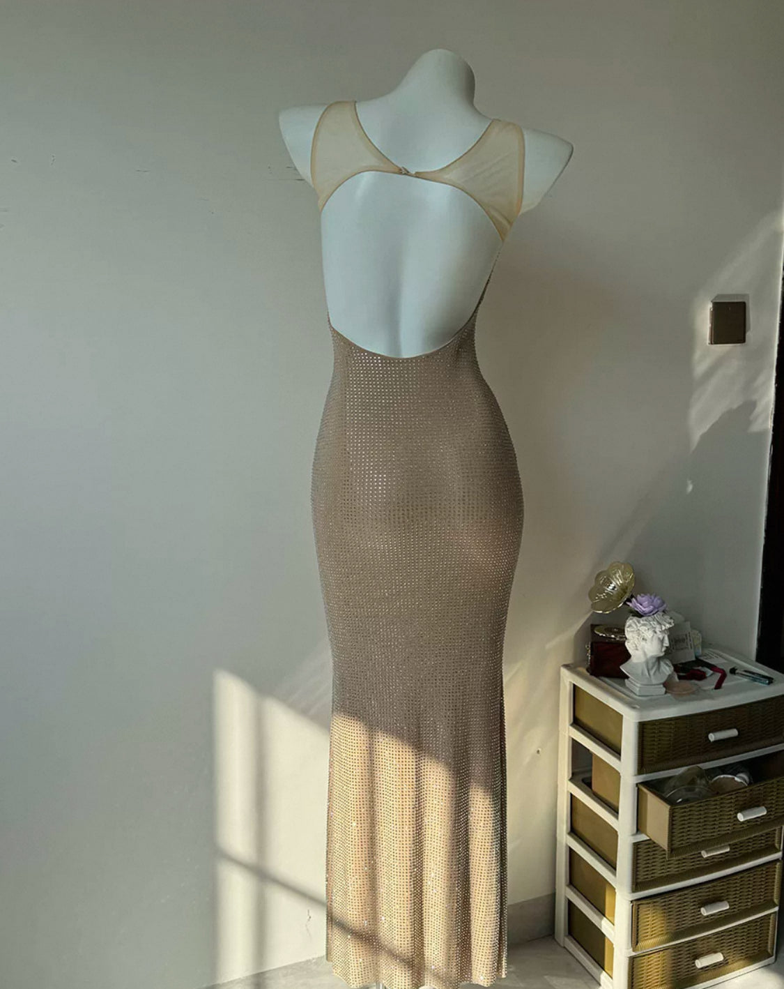 Glitzerndes Kleid mit Transparentträgern