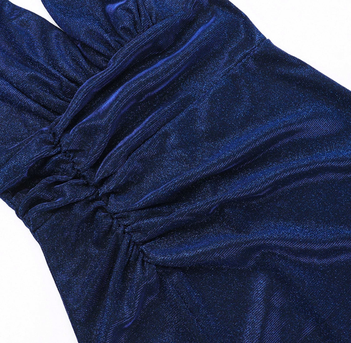 Blaues Kleid mit Beinausschnitt
