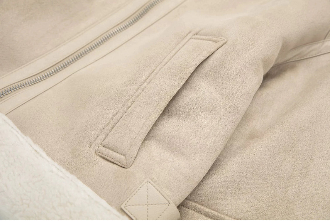 Helle Lederjacke mit Flauschkragen-Ärmel