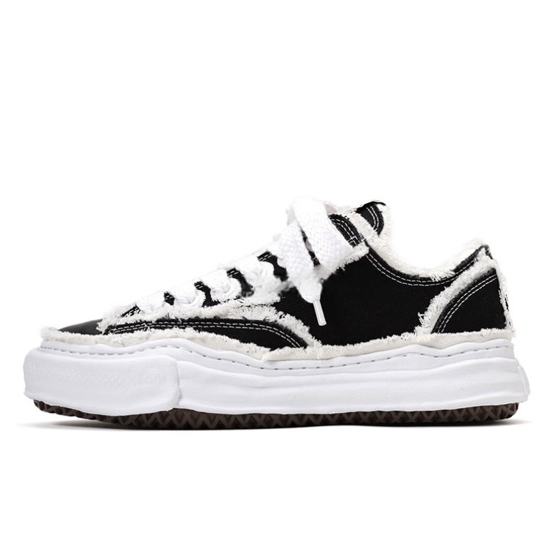 LOW TOP SNEAKER