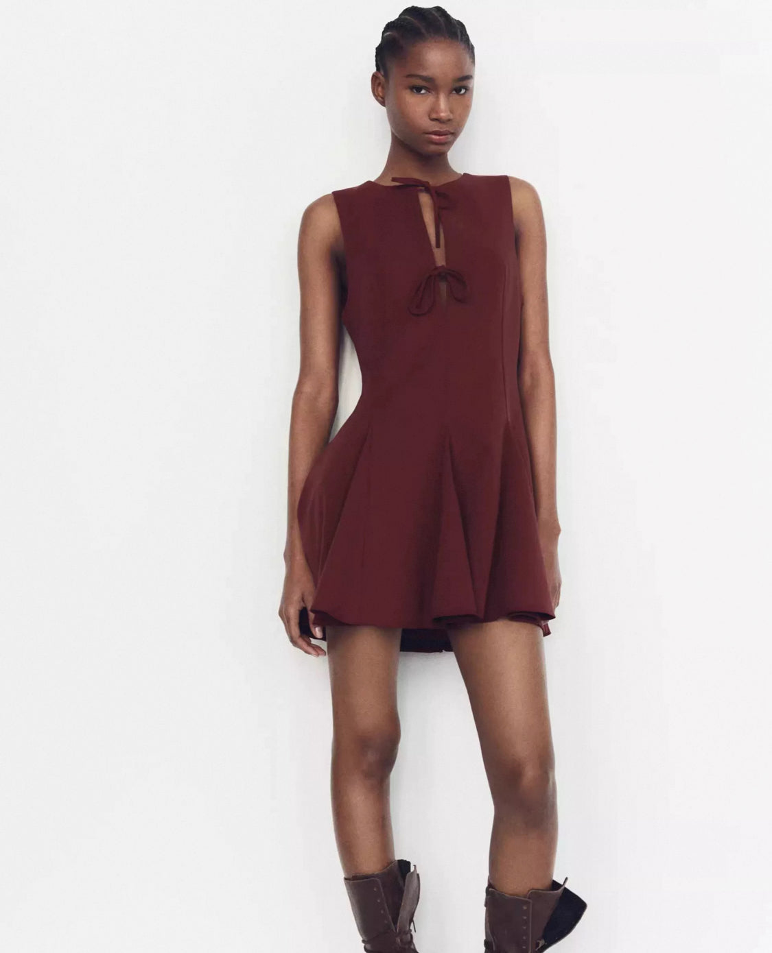Weinrotes Kleid mit engen Brustausschnitt
