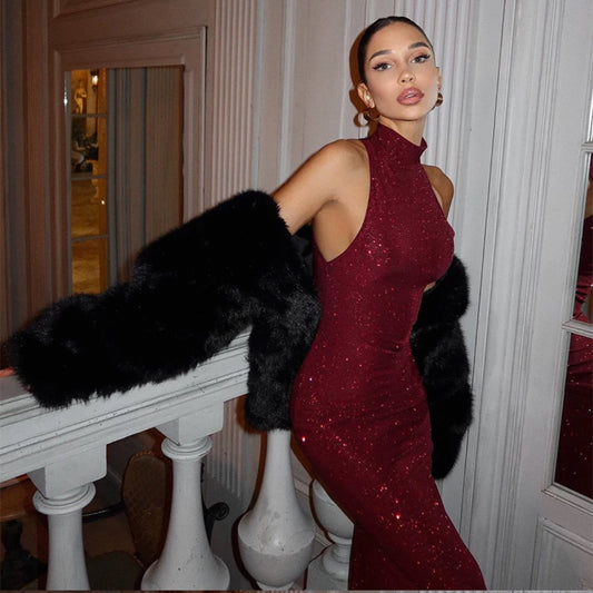 Glitzerndes rotes Kleid mit Halskragen