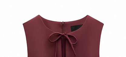 Weinrotes Kleid mit engen Brustausschnitt